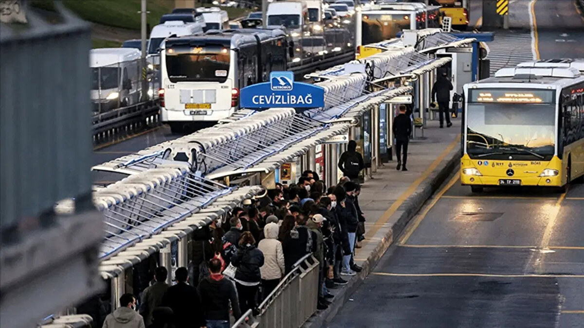 İBB Meclisi’nde alınan karar doğrultusunda, otobüs, metro, metrobüs, minibüs ve vapur gibi toplu ulaşım araçlarında yeni ücret tarifesi 15 Eylül itibarıyla başladı. Buna göre tam bilet ücreti 27 liradan 35 liraya yükselirken, öğrenci bileti 17,08 lira oldu. Sosyal kart sahipleri için tek basımlık geçiş 25,06 liraya çıktı.