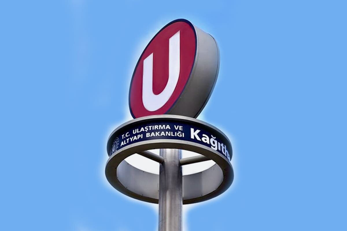 Marmaray ve U logolu metro hatları zamdan etkilenmeyecek<br><br>Yeni zamlı tarifeler yalnızca İBB’nin işlettiği toplu taşıma araçlarında geçerli olacak. Marmaray ve “U” logolu metro hatlarında mevcut fiyatlar korunacak.