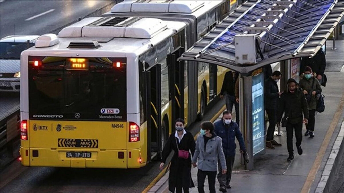 Minibüs ve taksi ücretlerine de zam<br><br>İstanbul’da minibüslerde en kısa mesafe “indi-bindi” ücreti 25 liradan 32,5 liraya çıktı.<br>Taksilerde ise açılış ücreti 42 liradan 54,50 liraya, kilometre başına ücret 28 liradan 36,30 liraya, kısa mesafe ücreti ise 175 liraya yükseltildi.