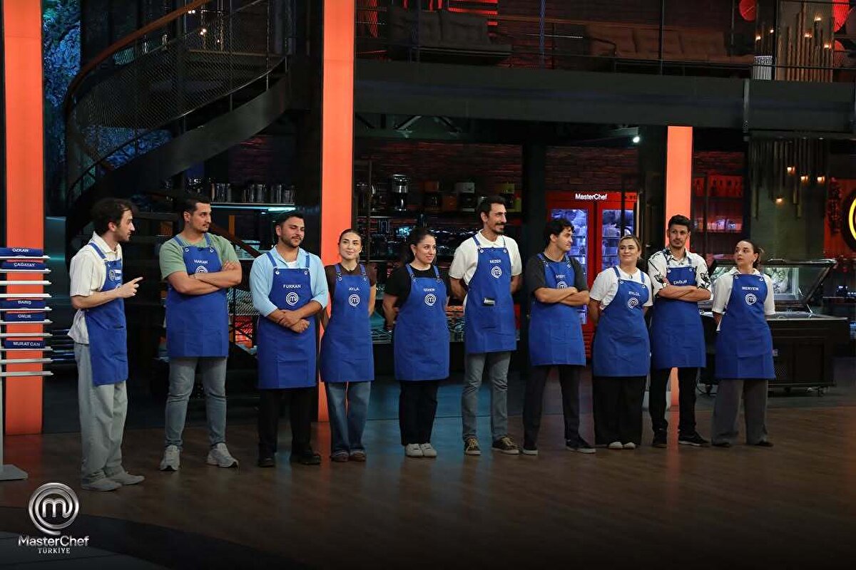 Masterchef mavi takım yarışmacıları<br><br>İhsan (Kaptan)<br><br>Hakan<br><br>Furkan<br><br>Ayla<br><br>Gizem<br><br>Sezer