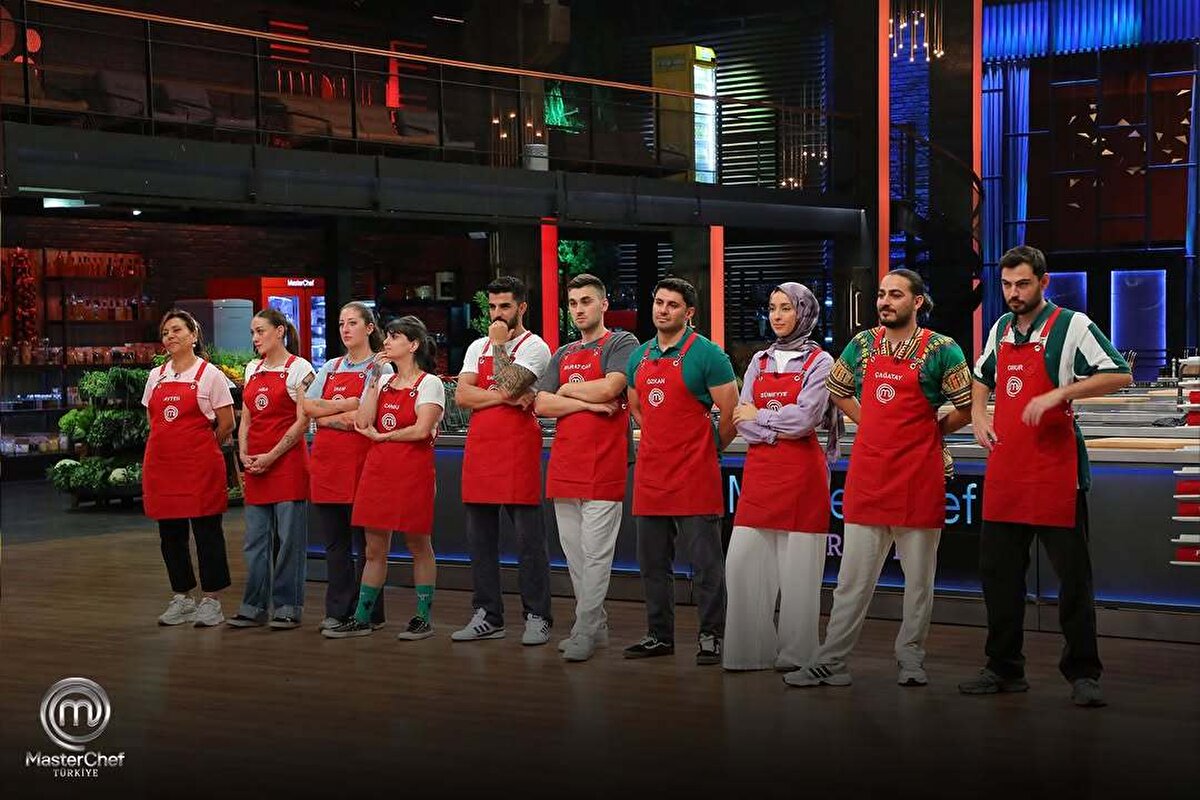 Masterchef kırmızı takım yarışmacıları<br><br>Onur (Kaptan)<br><br>Çağatay<br><br>Sümeyye<br><br>Özkan<br><br>Murat Can<br><br>Mert