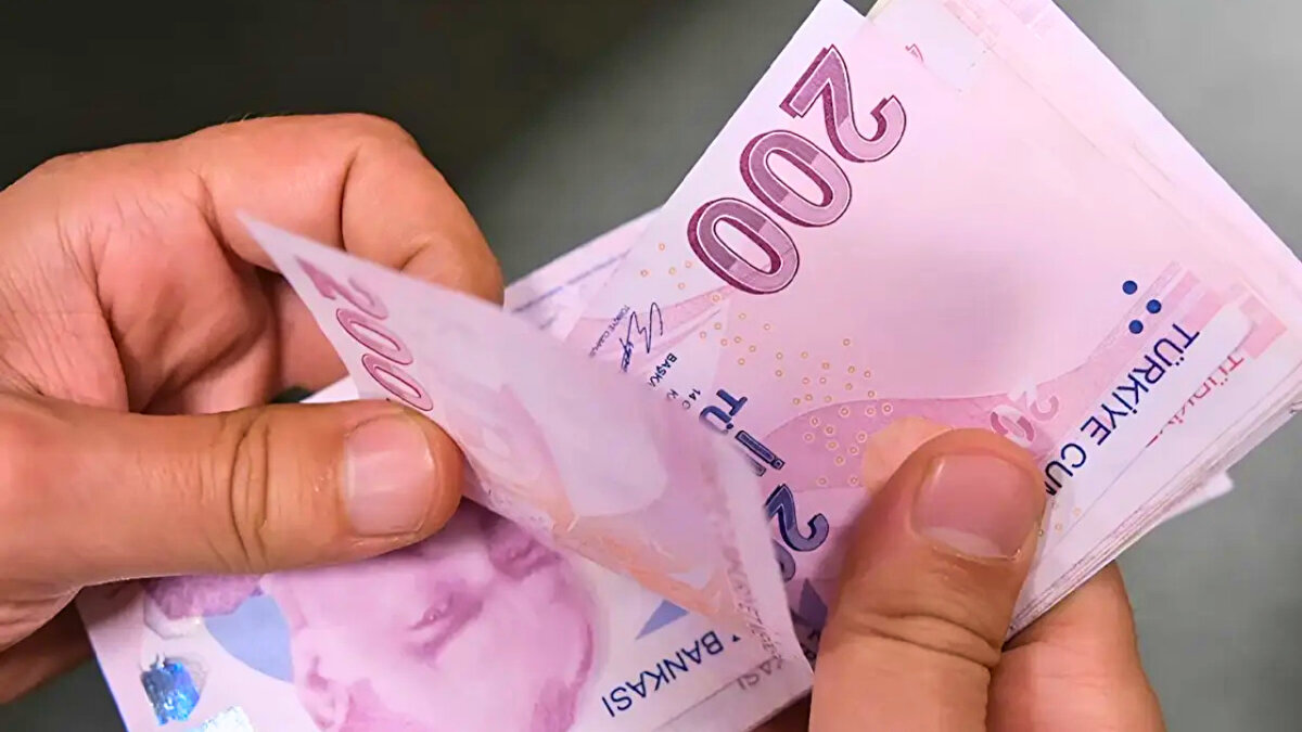 3.600 veya 4.500 Gün Primle Nasıl Emekli Olunur?<br><br>Türkiye’de tam emekliliğin dışında, kısmi emeklilik seçeneği de mevcut.<br><br>3.600 günle emeklilik: Kadınlarda 50, erkeklerde 55 yaş ve en az 15 yıl sigortalılık süresi şartıyla mümkün. Ancak bu şartlar kademeli olarak artıyor.<br><br>4.500 günle emeklilik: 25 yıl sigortalılık süresi, kadınlarda 58, erkeklerde 60 yaş şartıyla uygulanıyor.<br><br>Bu haklar, özellikle prim gününü dolduramayan sigortalılar için emeklilik yolunu açıyor.