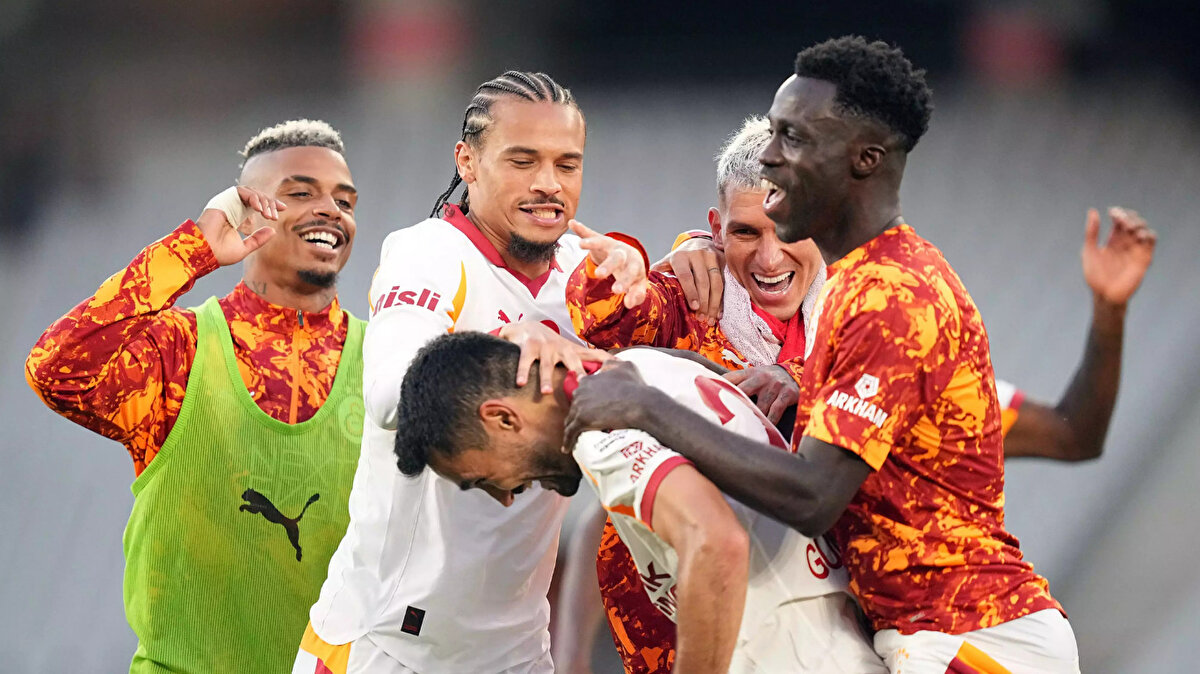 EİNTRACHT FRANKFURT-GALATASARAY MAÇI NE ZAMAN SAAT KAÇTA HANGİ KANALDA?<br>Eintracht Frankfurt-Galatasaray Şampiyonlar Ligi maçı 18 Eylül Perşembe TSİ ile 22:00'de başlayacak. Kritik mücadele TRT 1 ekranından naklen ve şifresiz olarak yayınlanacak. Mücadeleyi İtalyan hakem Marco Guida yönetecek. Guida'nın yardımcılıklarını İtalya Futbol Federasyonundan Giorgio Peretti ve Giuseppe Perrotti üstlenecek