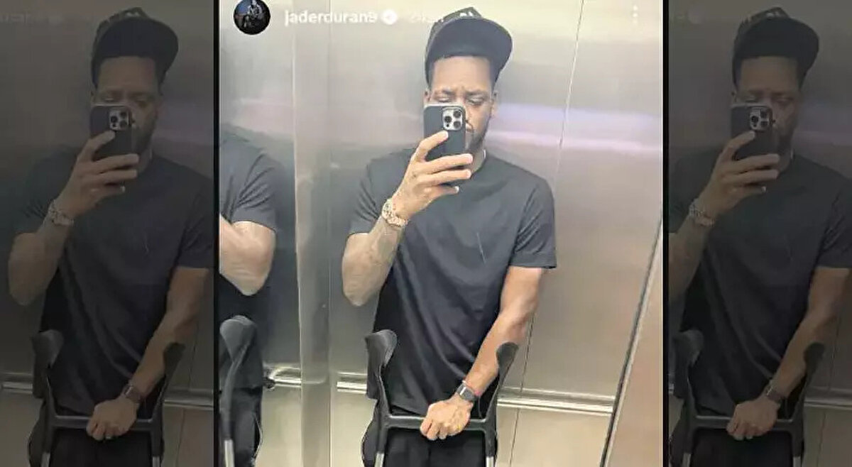 YAPTIĞI PAYLAŞIMI SİLDİ<br><br>Duran’ın sosyal medya hesabından yaptığı ve kısa süre sonra sildiği paylaşım ise dikkat çekti; oyuncunun tedavi sürecine koltuk değnekleri ile devam ettiği görüldü.<br><br>