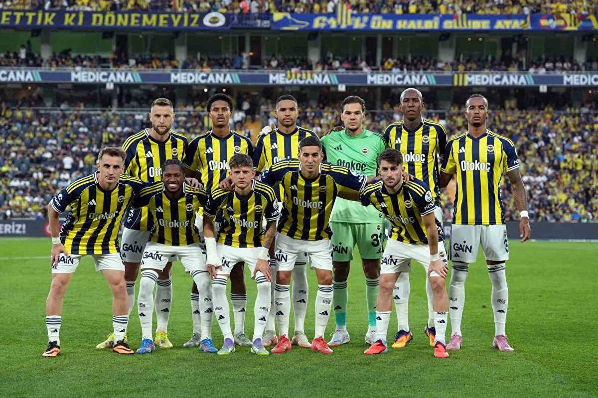 Süper Lig'de evinde Trabzonspor'u mağlup eden Fenerbahçe'de puanını 10'a yükseltti ve ikinci sıraya yükseldi. 