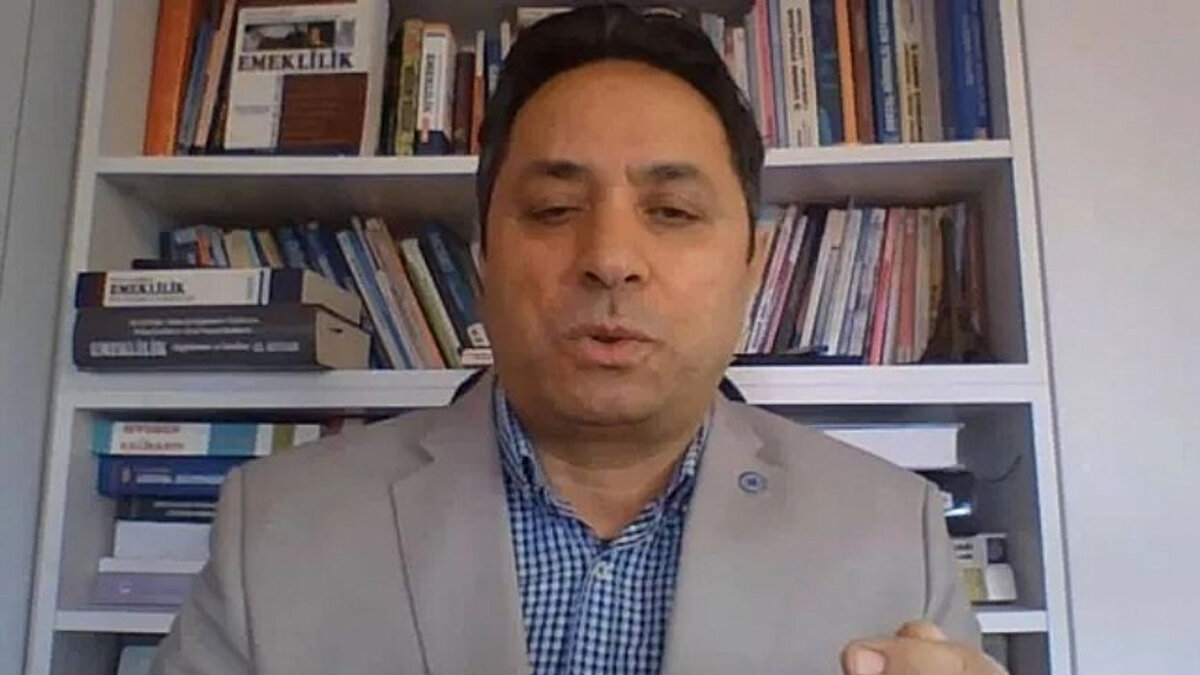 "Zira işverenler şu anda yüzde 37,75 üzerinde ekstra bir puan bile prim vermeye karşı bulunmakta. Lafın özü hem işçi kesiminden hem işveren kesiminden TES’e geçit olmadığını söyleyebiliriz. Gelinen noktada 23 yıl içerisinde hükümet her defasında işçi ve işverenlerin mutabakat şartını aramaktaydı. Dolayısıyla işçi ve işveren kesimi de karşı bulunduğundan dolayı tamamlayıcı emeklilik sisteminin yürürlüğe girmesinin mümkün olmadığını çok açık ve net bir şekilde söyleyebilirim"