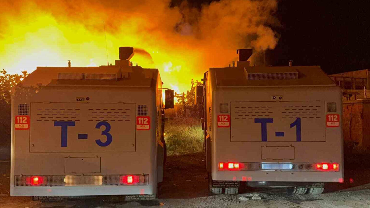 Fabrikanın alev topuna döndüğü yangına Samsun Büyükşehir Belediyesi itfaiye ekipleri müdahale ediyor.