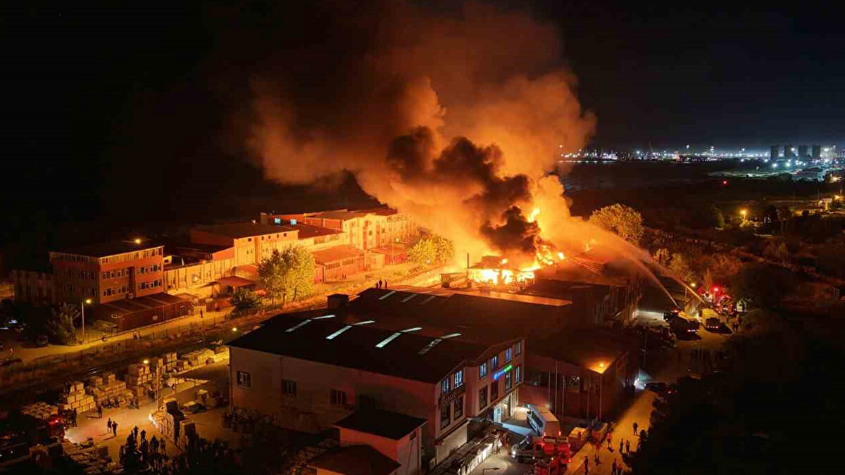 Tekkeköy Kirazlık Mahallesi Örnek Sanayi Sitesi’nde bulunan bir kereste fabrikasında saat 20.30 sıralarında henüz belirlenemeyen bir nedenle yangın çıktı.
