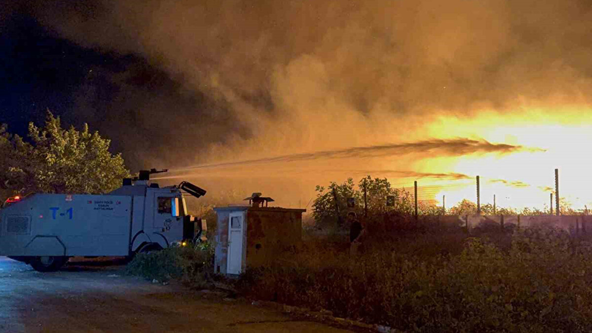 Yangının çevredeki fabrikalara sıçrama ihtimaline karşı tüm ekipler seferber oldu. 