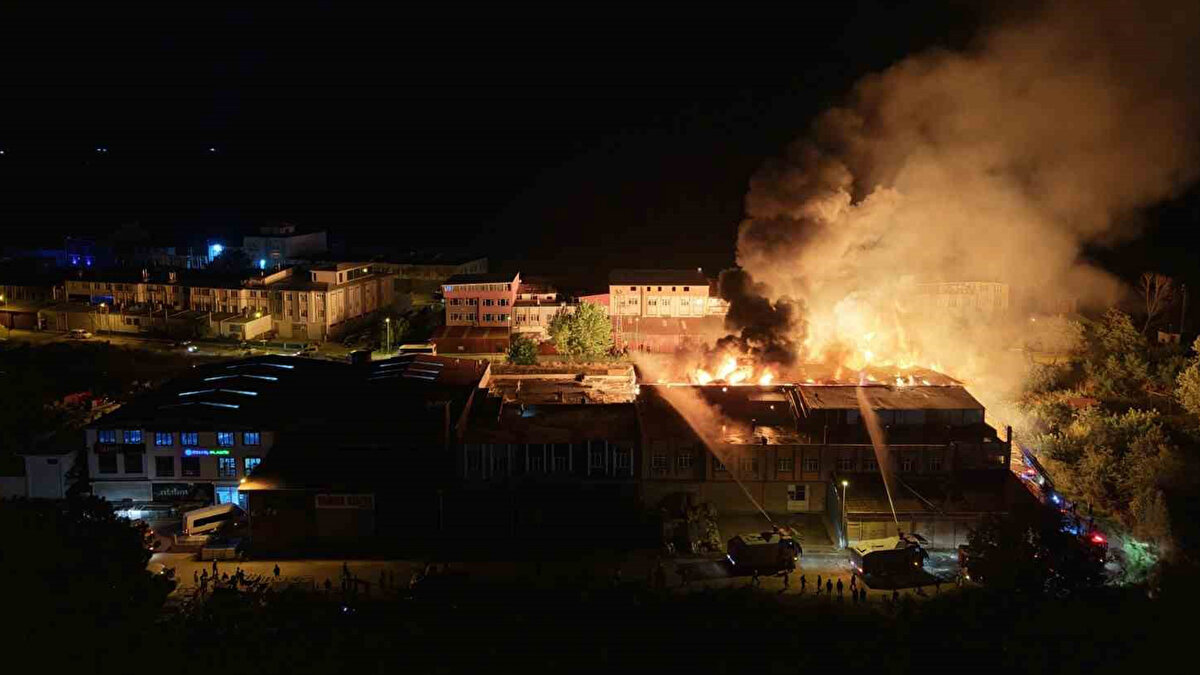 Polis TOMA’ları da söndürme çalışmalarına destek verdi. 