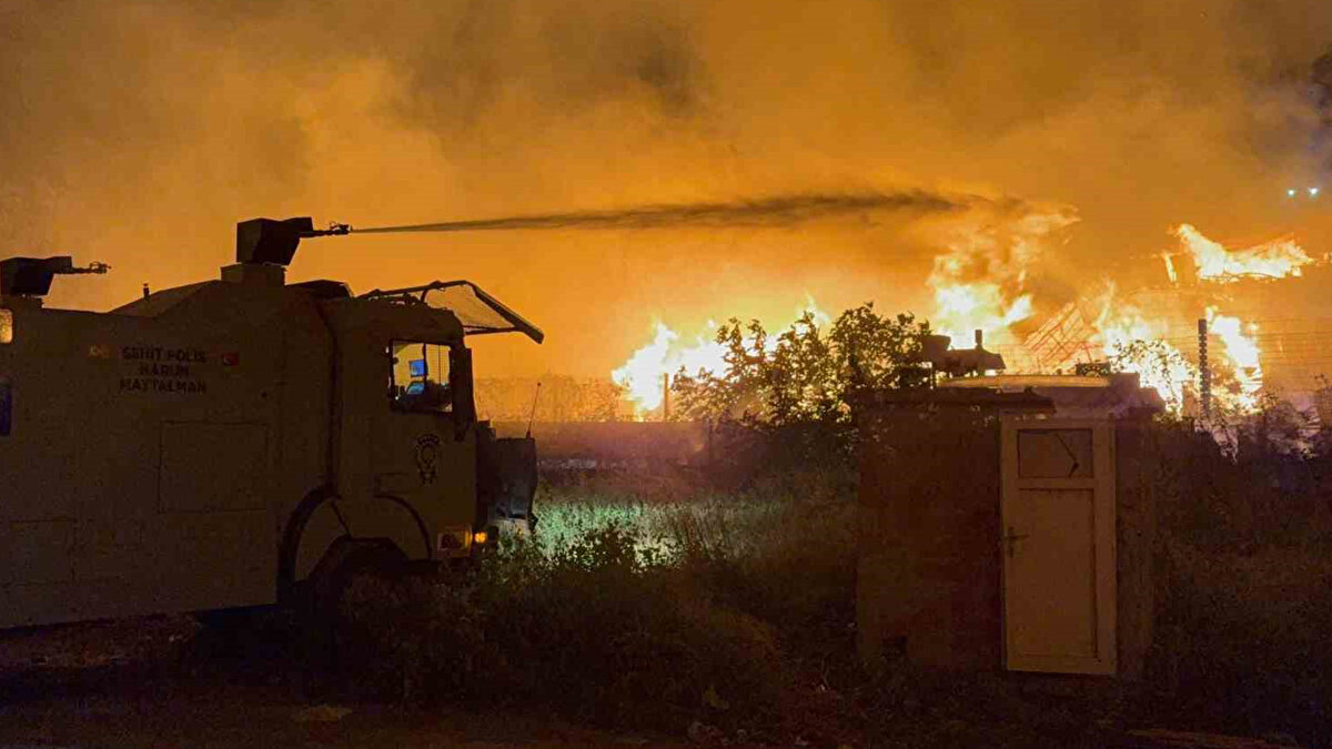 İlçelerden de takviye itfaiye araçları bölgeye sevk edildi.