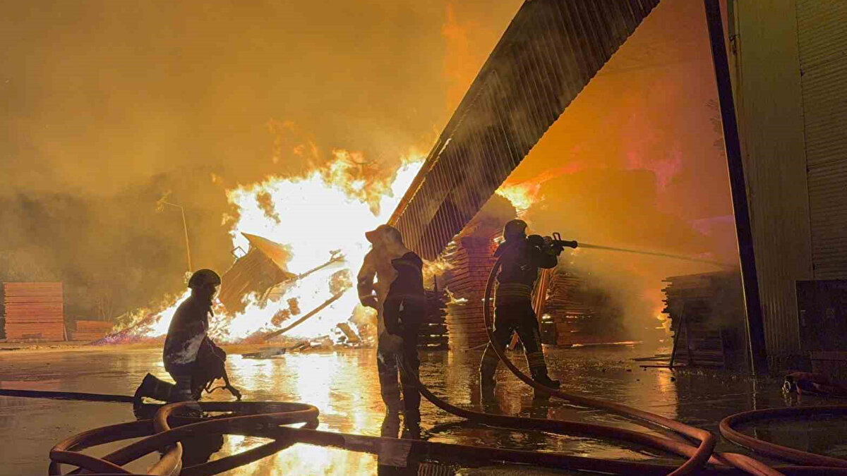 Kısa sürede büyüyen alevler fabrikayı sardı.