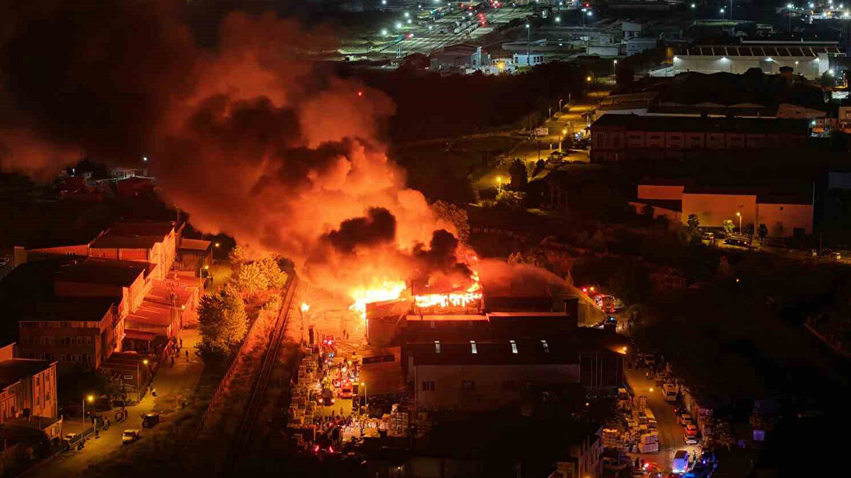 Ekiplerin yangını kontrol altına almak için yoğun çalışmaları sürüyor.