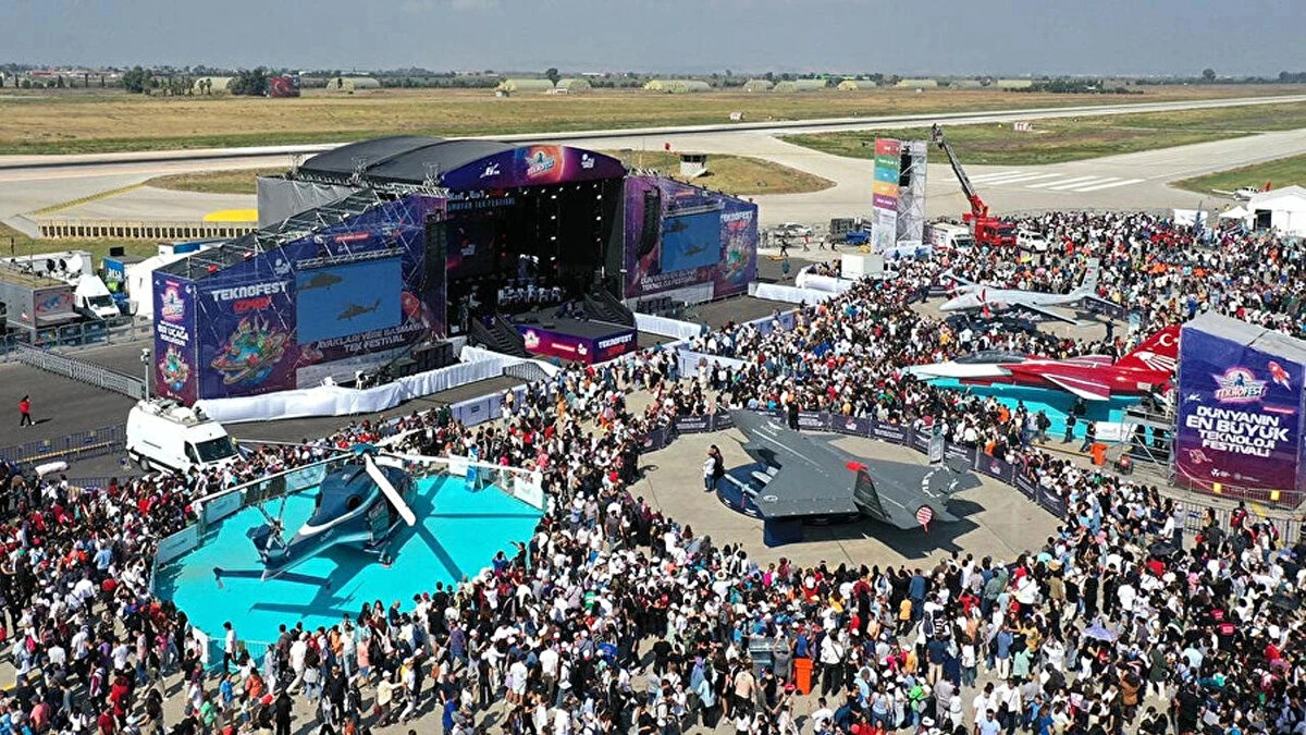 İstanbul Teknofest'e katılmak isteyenler, festival için hazırlanan resmi internet sitesinde yer alan "Kayıt Ol" butonuna tıklayarak kayıt işlemini gerçekleştirebilir. Kayıt ol butonuna tıkladıktan sonra açılan formda kişisel bilgilerinizi eksiksiz ve doğru şekilde doldurmanız gerekmektedir.<br><br>Ziyaretçiler için bazı önemli bilgiler:<br><br>7 yaşın altındaki çocuklar, ebeveynleriyle birlikte kayıt olmadan etkinliğe katılabilirler.<br><br>Çifte vatandaşlık ya da mavi kartı bulunan ziyaretçiler, uyruk kısmında "diğer" seçeneğini tercih etmelidir.<br><br>Eğer Teknofest'e katılacağınız günü değiştirmek isterseniz, aynı bilgilerle yeniden kayıt oluşturmanız gerekmektedir.<br><br>Bu basit adımlarla Teknofest kaydınızı tamamlayarak etkinliğe katılabilirsiniz.