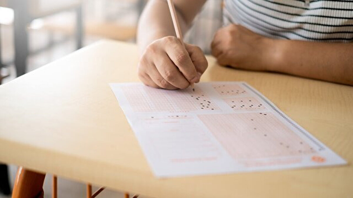 Ek Yerleştirmede Hangi Kurallar Geçerli Olacak?<br><br>YDUS 2025 1. dönem ek yerleştirme işlemlerinde, 2025-YDUS 1. Dönem Başvuru Kılavuzu’nda yer alan ilke ve kurallar geçerli olacak. Adayların tercihlerini yaparken kılavuzu dikkatle incelemeleri, kontenjan ve koşulları göz önünde bulundurmaları büyük önem taşıyor.