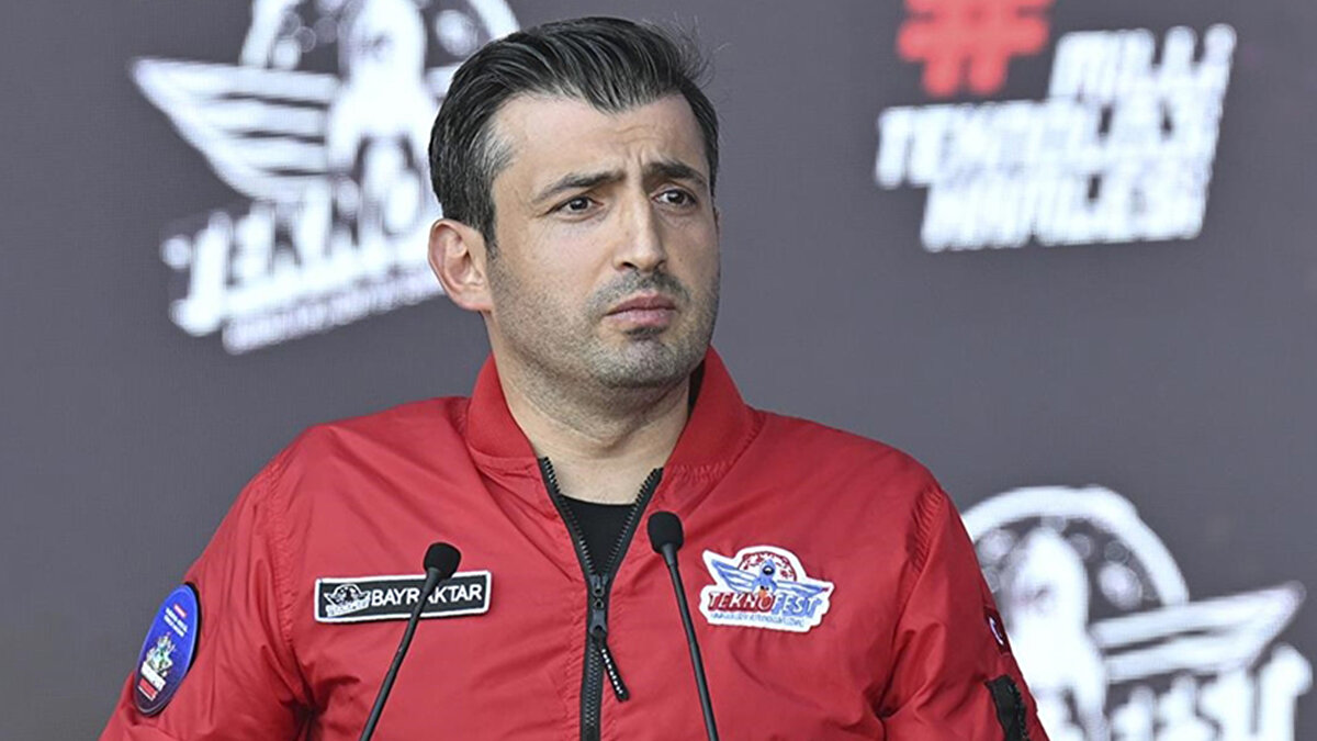 Yapay zekanın korkunç hatalar yaptığını söyleyen Bayraktar, "Hakikat hayatımızdaki en önemli mefhum. Hakikat elbette insan için. Hakikat hep insanlık tarihinde alnı açık bir şekilde savunulan bir mevhum. bilgi aktarımını referans kaynaklarına dayanarak yapması gerekiyor. Yapay zekaya baktığımız zaman size bilgiyi buralardan derleyip getirebiliyor ama korkunç hatalar yapabiliyor." dedi.