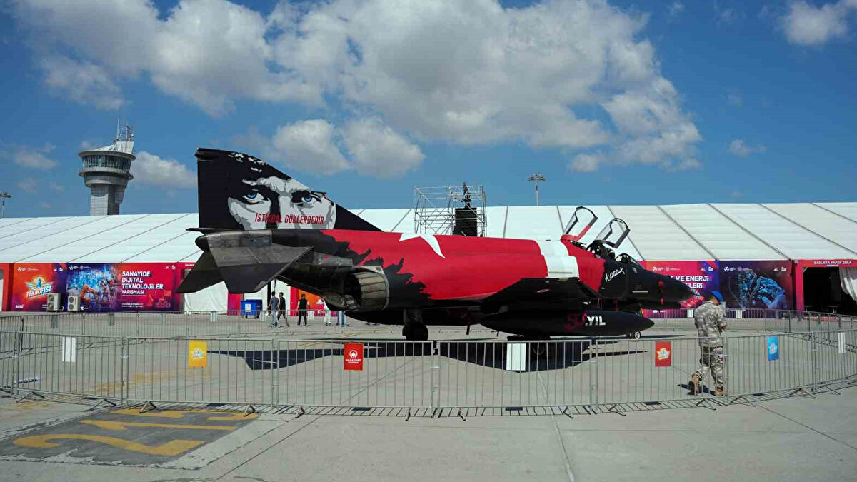 "Bayraktar TB3, Kara ve Deniz Kuvvetlerinin envanterine katıldı. TB2'ye göre çok daha gelişkin bir motoru var. Kendi yaptığımız motorla uçuyor. büyük farklardan biri de daha fazla mühimmat taşıyabilmesi. Kısa pistli gemilere inip kalkma kabiliyeti var, havada kalma süresi daha uzun. "