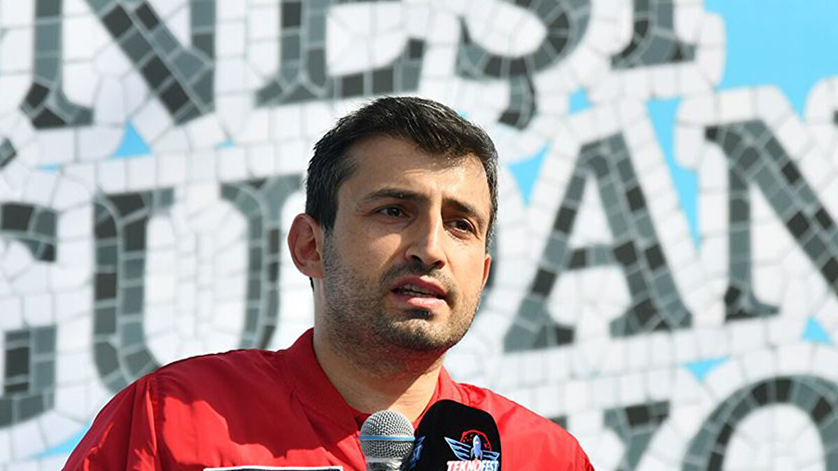 Savunmada caydırıcılığın altını çizen T3 Vakfı Mütevelli Heyeti Başkanı, "Caydırıcı olup savunmayı seçmek daha zor bir yol. Aslolan caydırıcı olabilmek. Tüm füzeleri engelleyebilen bir hava savunma sistemi dünyada yok. Hepsinin bir sınırı. Taaruz kapasitesini geliştirip hepsini bir savunma sistemine çevirebilirsiniz. Taarruz sistemleri konusunda daha hazırlıklı olmamız gerekiyor." ifadelerini kullandı.