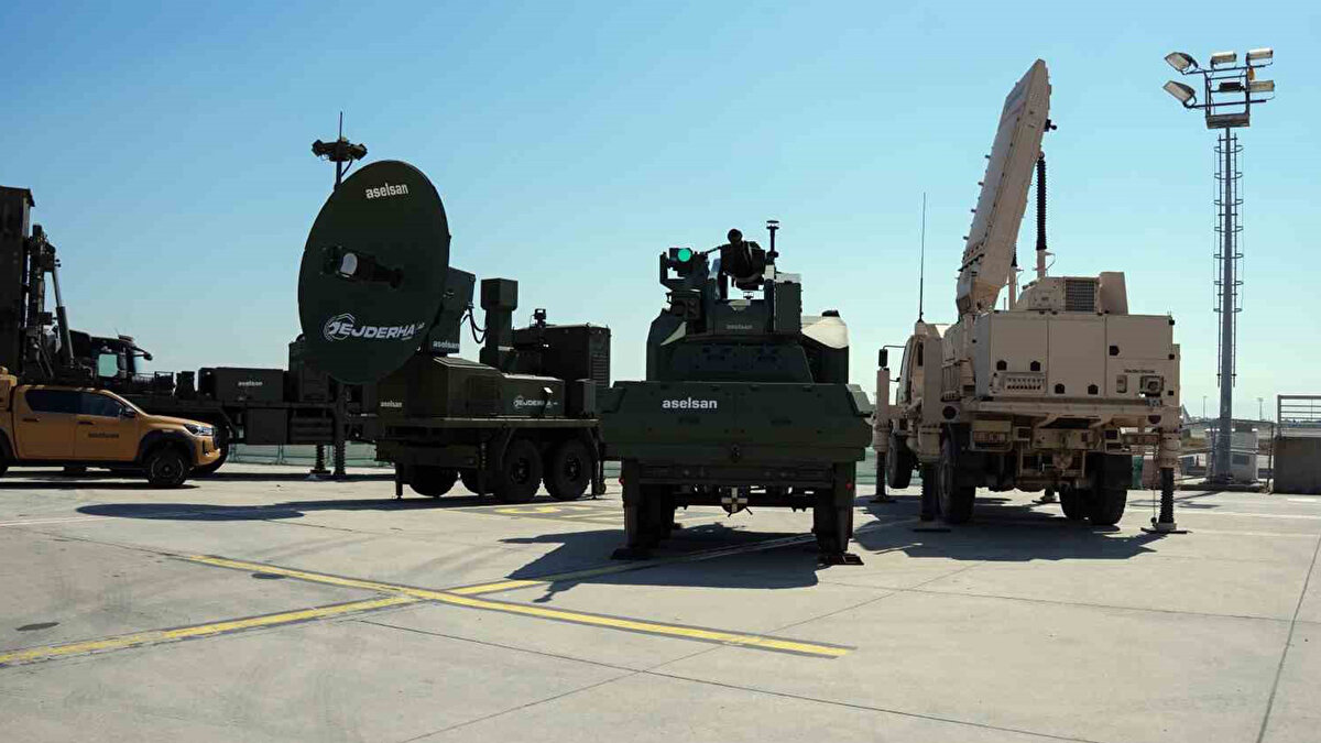 "Kızılelma düşük kapasiteli üretimde. Kızıelma bir anlamda yeniden yapıldı. Tüm iç yapısı değişti. Son nihai protetipini geliştirdik. Amacımız 2026'da Türk Silahlı Kuvvetlerinin envanterine katılmasını hedefliyoruz. Bambaşka bir nesil olarak yeni bir sayfa oluşturuyor. Maliyeti insanlı uçaklara göre daha maliyet etkin."