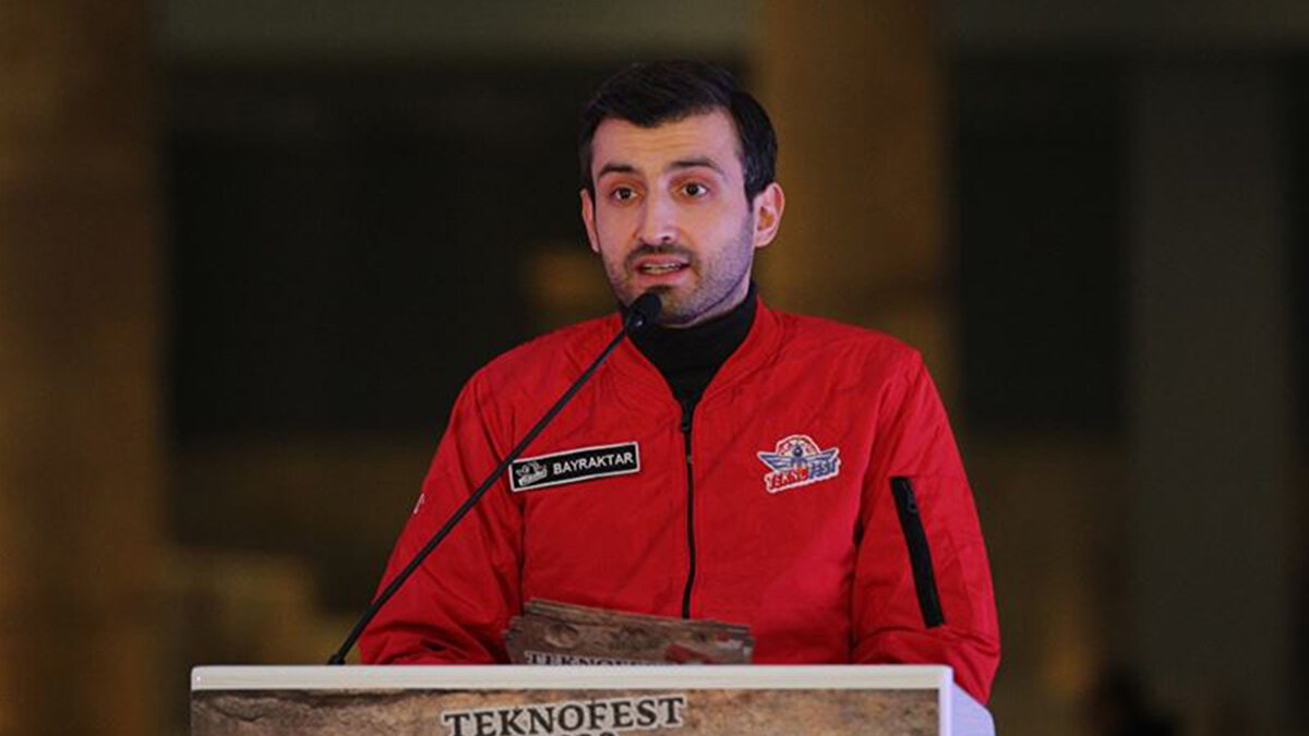 "Şu anda 1 milyon 300 bin kullanıcısı var. Biliyorsunuz, parasını vererek satın aldığınız bütün teknolojiler size karşı silaha dönüşebiliyor. Soykırımı eleştirdiğiniz zaman, hemen bütün özellikle Batı'da kuralların ihlal edildiğini yıkıldığını görüyorsunuz İnsanlık dışı bir tutumla güçlünün haklı olduğu bir düzen olduğunu görüyorsunuz.Tam müreffeh olmamın tek yolu, bu sistemleri millileştirmek ve dost ve kardeş ülkelerle paylaşmak. NSosyal sürekli değişerek yoluna devam ediyor. Amacımız dost ve kardeş ülkelerde de kullanılan bir süper aplikasyona dönüştürmek."