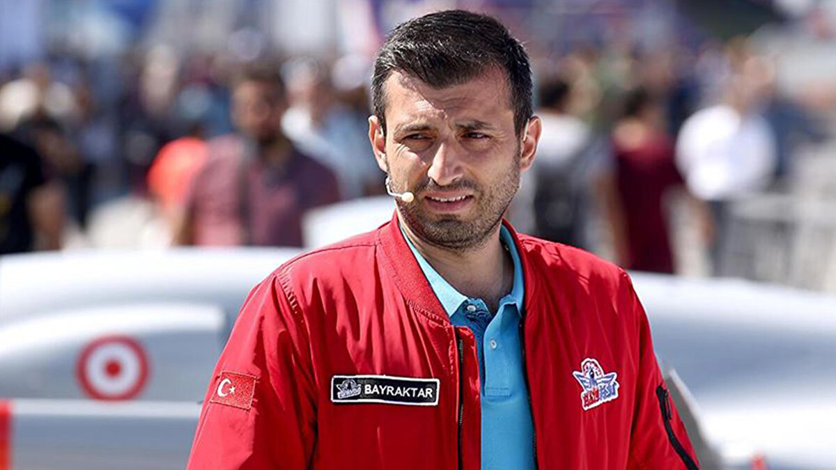 Gazze'de yaşanan soykırım hakkında Bayraktar, "Hemen yanı başımızda bir soykırım oluyor. Dünyanın en iyi eğitim kurumlarında eğitim almış insanların yazdığı makaleleri görüyorsunuz. Bu dünyada her insanın onurlu bir şekilde yaşaması gerektiğini anlamamız gerekir. Şair ne diyor, "Medeniyet tek dişi kalmış canavar" diyor. Bu hal olduğu sürece, insanlığın varoluş serüveni açısından büyük bir tehdit olduğunu görüyoruz. İnsanoğlu, üzerine düşen iyiliği ve merhameti yapmayacaksa insanlığı çok daha karanlık günlerin beklediğini söyleyebiliriz." ifadelerini kullandı.