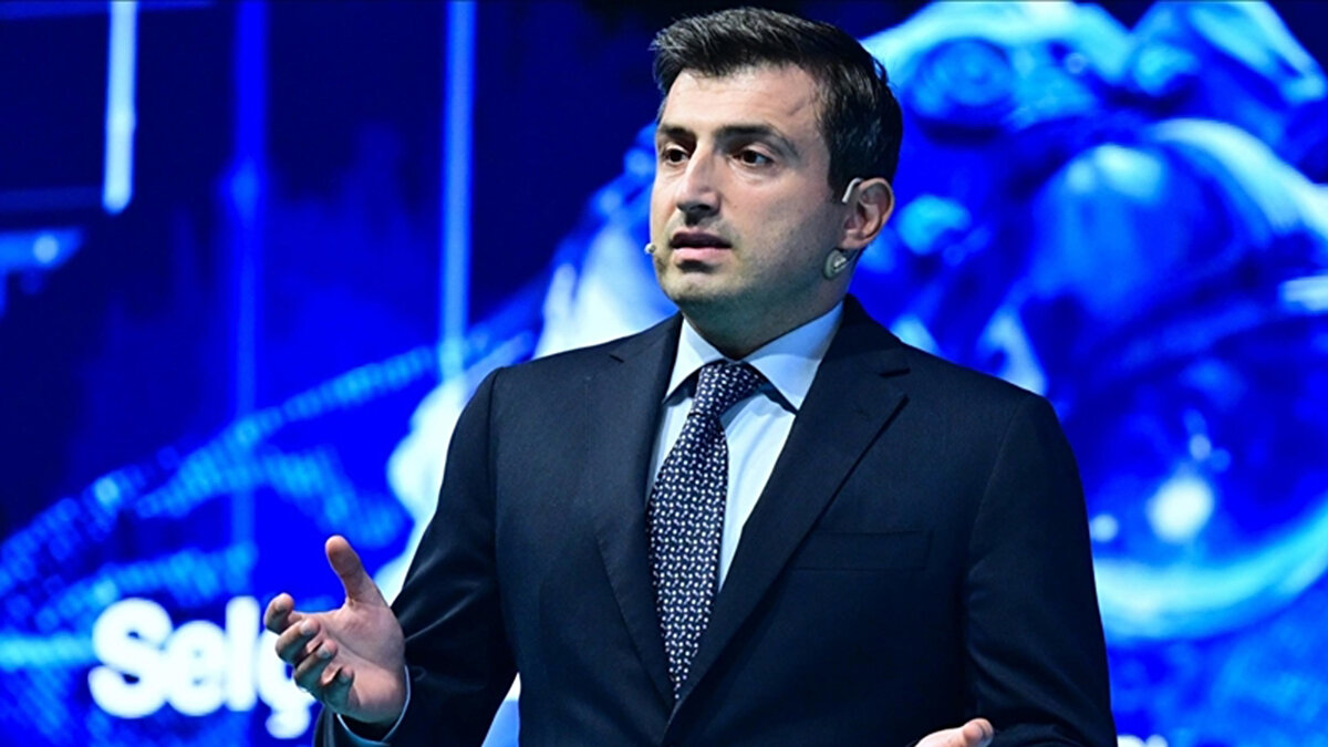 "Muhabere kaostur. İlk kaybolan şey hakikattir. İHA sistemlerinin en büyük özelliği canlı sistemlerle karar vericilere ne olduğunu tam olarak aktarmaktır. Bayraktar TB2 dünyada en fazla sistemi, yüzlerce tankı, onlarca hava savunma sistemini, yerde duran uçakları bile etkisiz hale getirdi. Bu Asimetrik etkisi bir anlamda."