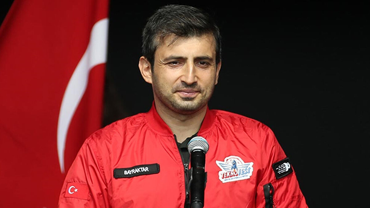 Gençleri TEKNOFEST'e davet eden Bayraktar,"Benim evladımda TEKNOFEST'e gelecek. Kızım zaten üç yıldır yarışıyordu. Oğlum 1.5 yaşında. Onun bunu deneyimlemesini istiyorum. Gençlerin nitelikli bir deneyim için hafta içi gelsinler, çünkü hafta sonu çok yoğun oluyor. N-Sosyal'e kaydolup randevu almalarını tavsiye ediyorum. Gençlere şunu söylemek istiyorum: İddianızı yüksek tutun, ufkunuzu yüksek tutun, dosdoğru olun. Bizim inancımız rabbimizin dosdoğru olanın yanında olduğunu söylüyor. Ne yapıyorsunuz vatanınınızın iyiliği için yapın." açıklamalarını yaptı.