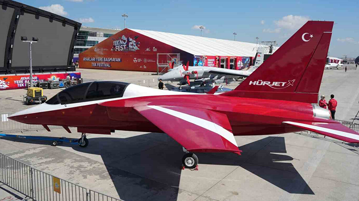 Kızılelma ve kamıkaze dronelar ile taaruz etmenin mümkün olduğunu vurgulayan Bayraktar, "5 nesil Kızılelma gibi sistemlerle mukavemet etmeniz mümkün. Bunun yanında kamıkaze dronelar gibi sistemler ile taaruz etmeniz mümkün. Üzerine koyduğunuz mühimmatların, üzerine koyduğunuz radarların kapasitesi çok önemli." dedi.