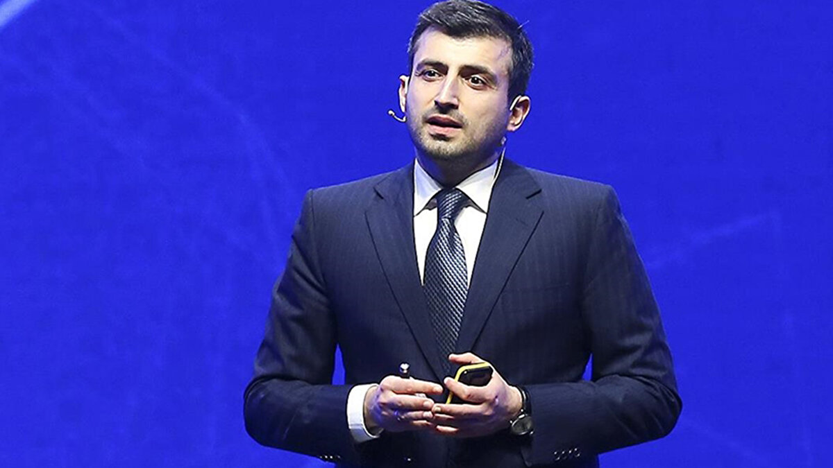 Bayraktar, Teknofest’in tasarımını "büyülü bir diyar" olarak tanımlarken, festivalin en büyük kazanımının gençlere “ben de yapabilirim” özgüvenini aşılama olduğunu söyledi. “Son 20 yıldaki savunma sanayi başarımız Teknofest’in ana motivasyonu oldu” diyen Bayraktar, organizasyonun bir paradigma dönüşümü ve ‘öğrenilmiş çaresizliği’ ortadan kaldıran bir etkinlik olduğunu ifade etti. Başvuru rakamlarına da değinen Bayraktar, “1 milyon 200 bin öğrenci yarışma için başvurdu” bilgisini paylaştı.