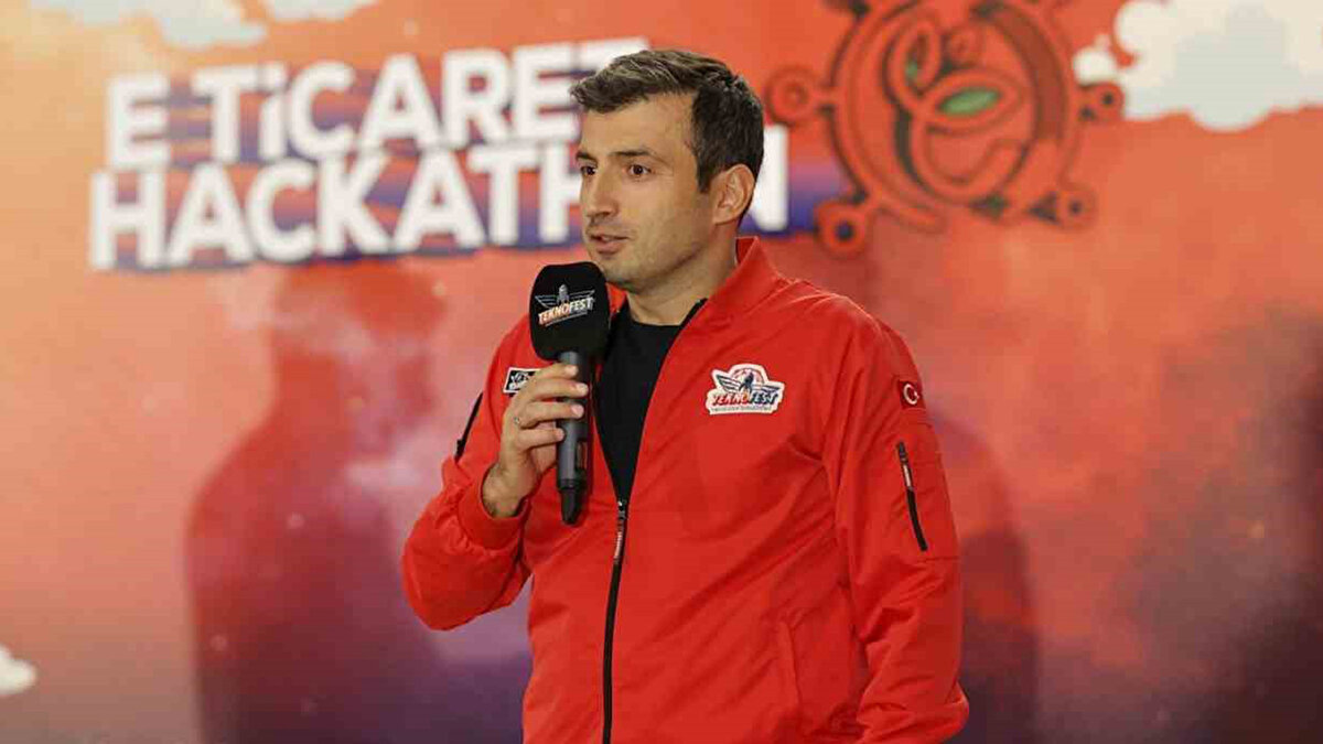 Selçuk Bayraktar, yeni projesi "Küre" hakkında, "Yeni dijital ansiklopedi Küre'yi hazırlıyoruz. Bir buçuk yıldır çalışıyoruz. Şu anda 50 bine yakın makale var. Ben benzer girişimlerinin olacağına inanıyorum." açıklamasını yaptı.