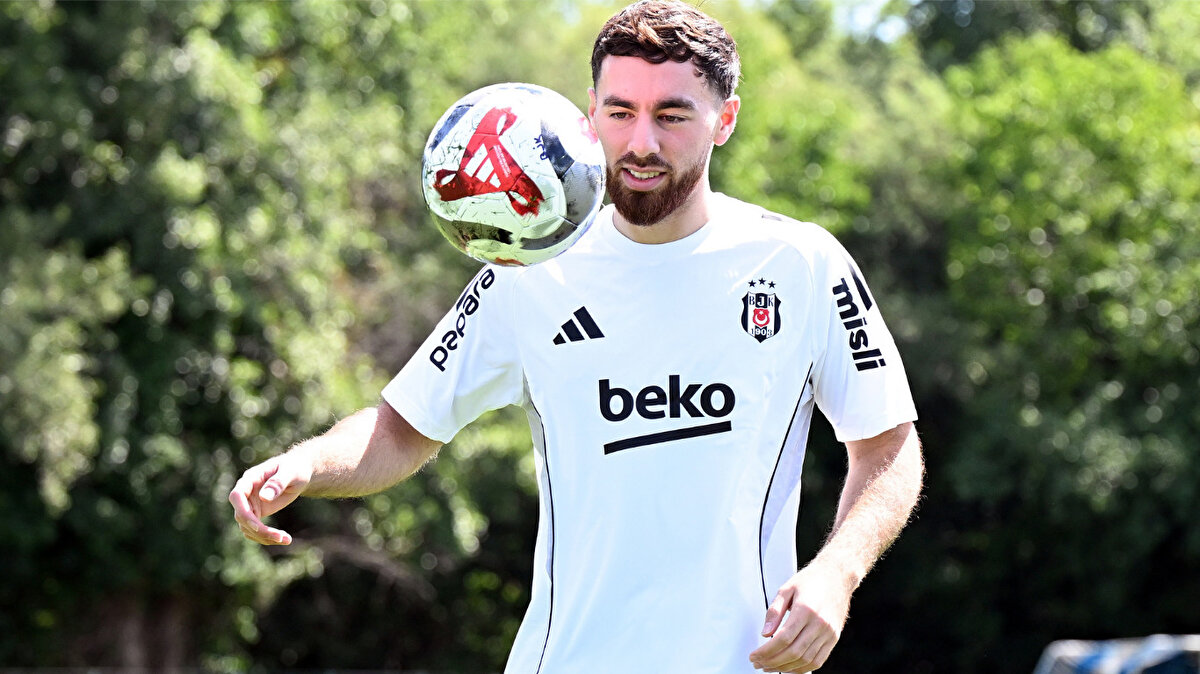 Bilinmesini isteriz ki futbolcumuz Orkun Kökçü’nün kırmızı kart görmesine neden olan hareket, normal şartlarda faul olarak dahi değerlendirilmemesi gerekirken, faul olmayan bir hareket neticesinde futbolcumuz aleyhine “kural dışı hareket”ten müsabakadan men cezası verilmesi durumu, hukuka ve hakkaniyete aykırılık teşkil edecektir.