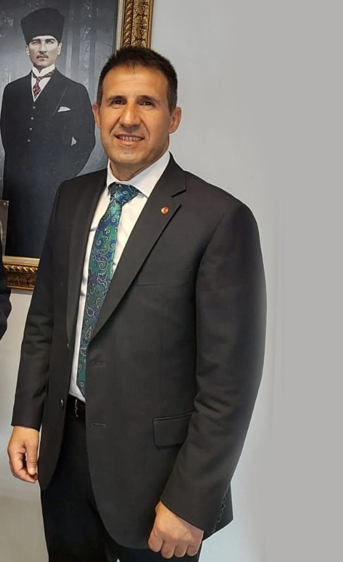 Orkun Özeller Kimdir?<br>Türk Silahlı Kuvvetleri’nde özel kuvvetler (Bordo Bereliler) bünyesinde görev yapmış emekli bir albay olan Orkun Özeller, 28 yıllık askeri kariyerinin ardından yazarlık, analiz ve toplumsal yorumculukla tanındı. Güvenlik ve jeopolitik konulardaki değerlendirmeleriyle öne çıktı.