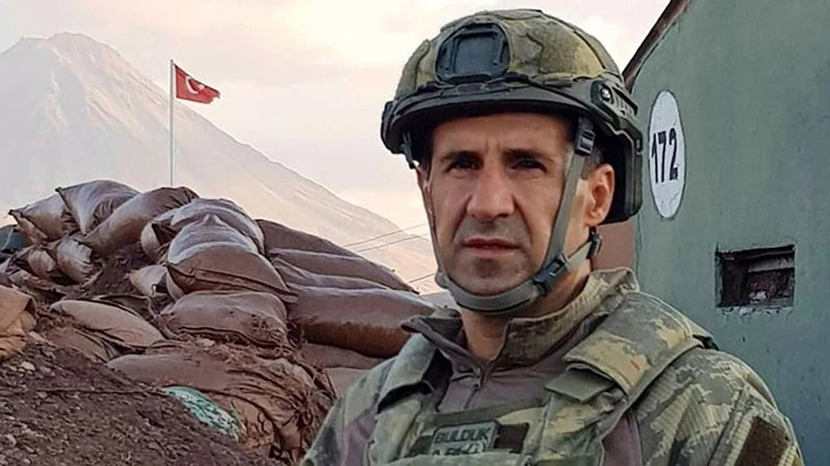 Orkun Özeller'in Kitapları<br>Orkun Özeller’in kaleme aldığı eserler arasında İncirlik Ağacı ve Sura Kim Üfledi gibi Türkiye’nin dış politikasına odaklanan kitaplar yer alıyor.