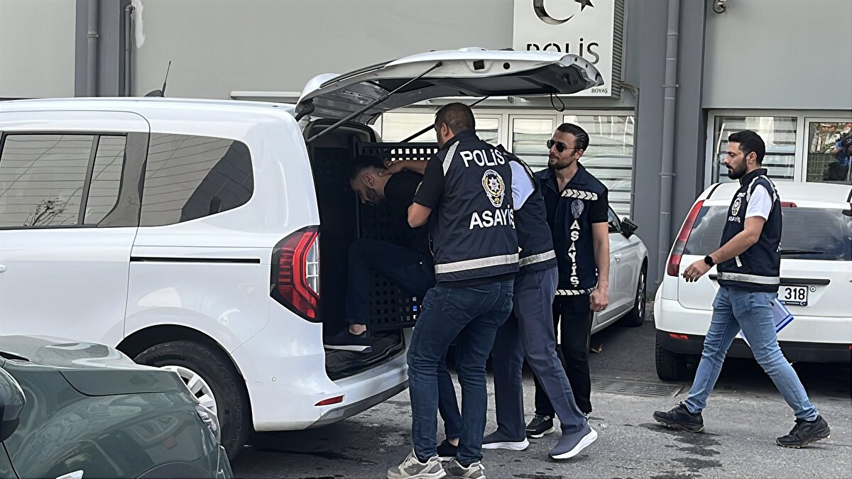 Baba olay anını anlattı<br><br>Olayın ardından konuşan Ö.K., "Okula doğru giderken karşı taraftan bana doğru siyah bir cip çok hızlı ve süratli bir şekilde sağa sola savrularak geliyordu. O sırada çocuğum elimdeydi, diğer çocuğum da yanımda geliyordu. Ben çocukları kenara çektim. Kenara çekerken yolun kenarında diğer araçların yüzünden kendimi kaldırıma bile atamadım. O fırsatı bulamadım. Çünkü araç çok hızlı bir şekilde gelip, bir anda yanımızdan geçti. Geçerken de ben elimi kaldırıp, 'Yavaş, çocuklar var' dedim. Hiç aldırmadan aynı süratle geçti. Yaklaşık 50 metre gittikten sonra tekrar aynı hızla geriye dönüp yanımıza geldi. Camını açıp, 'Ne var lan?' dedi. Ben de 'Yavaş git, çocuklar var' dedim. Bunun üzerine, 'Sana mı soracağım? Sen ne karışıyorsun benim araba kullanmama? Sen kimsin, hayırdır? Derdin ne?' diyerek çıkışmaya başladı. O benimle böyle konuşurken arka taraftan koşarak birisi geldi. Meğer kardeşiymiş, ben ilk başta bilmiyordum" dedi.