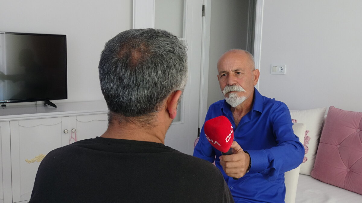 Suçlu olan karşı taraf<br><br>Baba Ö.K., "Benim de psikolojim bozuldu. İşçi olduğum için işe gitmek zorundayım. Kendime zaman ayırmak, kafamı dağıtmak isterim ama mecburen çalışmak zorundayım. Böyle insanların sorumsuz davranışları yüzünden ne çocuklarımın psikolojisi kaldı ne de bende huzur kaldı. Olay sosyal medyada ve haberlerde yer aldıktan sonra gerek Adalet Bakanı gerek İçişleri Bakanı konuya el attı. Polis ekipleri, bakanın açıklamasının ardından çok hızlı bir şekilde harekete geçti. Aracın motoru soğumadan şahsı yakaladılar. Çok teşekkür ediyorum. Hiç ummadığım bir hızla gözaltına aldılar. Sosyal medyada da arkamda bu kadar destek görmek beni gururlandırdı. Yanlış bir şey yapmadım çünkü. Suçlu olan karşı taraftı. Çocuklarımın yanında sakin kaldım, karşılık vermedim. Onlar, o insanlığı göstermedi ama ben çocuklarımı düşündüğüm için sessiz kaldım. Şahıs tutuklandı. Cezası neyse çekmesini istiyorum. Birkaç gün gözaltında kalıp, çıkmasını istemiyorum. Sonuçta ortada bir darp olayı var, kamera kaydı var. Ben yalan söylemiyorum, hakaret etmedim, küfretmedim. Cezası neyse bulsun, adalet yerini bulsun" diye konuştu. 