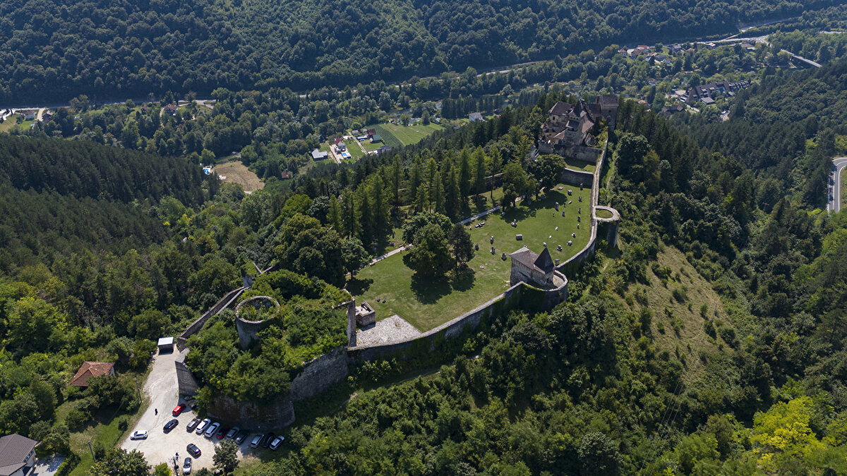Bosna-Hersek'in ulusal anıtı ilân edilen Ostrozac Kalesi​, Orta Çağ ve Osmanlı döneminde bir savunma yapısı olarak kullanıldıktan sonra, 1902 yılında dönemin Bihac kaymakamı Lothar von Berks'in eşi Isabella von Berks tarafından tarihî üslupta yeniden inşa ettirildi. 