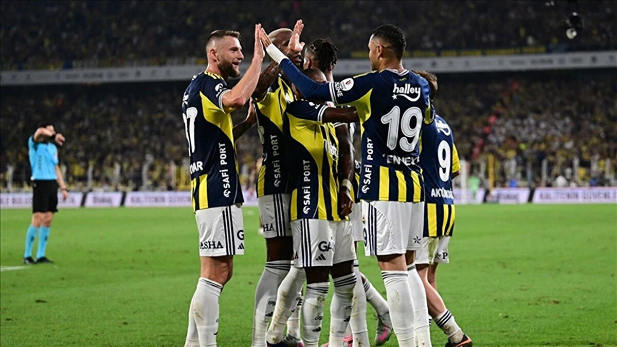 Trendyol Süper Lig’de heyecan kaldığı yerden devam ediyor. Erteleme maçında Fenerbahçe, kendi sahasında Alanyaspor’u ağırlayacak. Sarı-lacivertliler sahaya galibiyet serisini sürdürme hedefiyle çıkarken, Akdeniz ekibi Alanyaspor ise deplasmandan sürpriz bir sonuçla dönmek istiyor. Taraftarlar ise maçın saati, yayın kanalı ve muhtemel 11’leri merak ediyor.