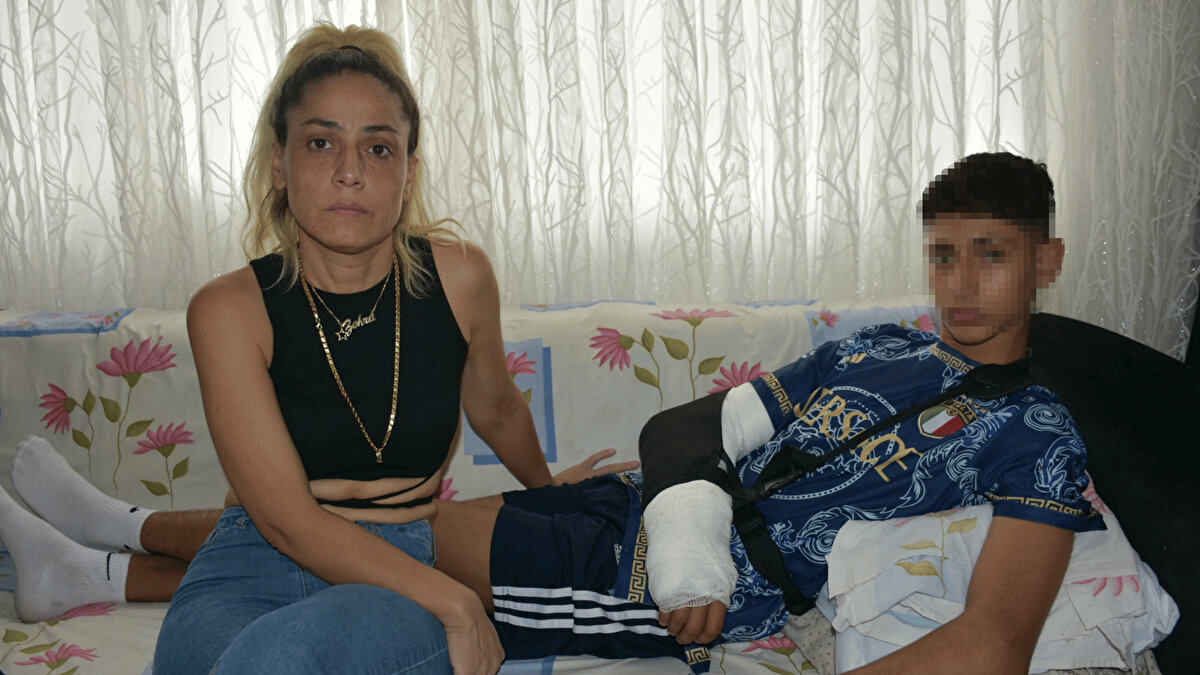 <br>İddiaya göre 11 Eylül saat 15.00 sularında, 29 Ekim Mahallesi'ndeki Buca Atatürk Spor Lisesin'nde akıl almaz olay gerçekleşti. Lise 1'inci sınıf öğrencisi S.E.S. (15), okul arkadaşı S.K.'yi, bacaklarından tutup, pencereden sarkıttı.