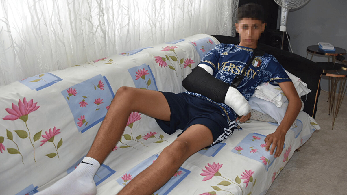 S.K., ikinci katın penceresinden 1 metre aşağıya kantinin sundurmasına düştü. Burada mahsur kalan S.K., tekrar içeri girmek istedi. Ancak S.E.S., bu kez de pencereyi kapattı. Bunun üzerine S.K., yan taraftaki diğer pencereye yöneldi ancak S.E.S., o pencereyi de kapattı.