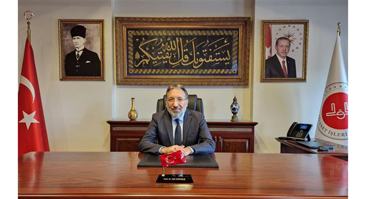 1992 yılında M.Ü. İlahiyat Fakültesi Araştırma Görevlisi olarak akademik hayata başladı.<br><br>1994 yılında Yüksek Lisansını; 2001 yılında Doktorasını tamamladı.<br><br>2008 yılında Doçent, 2014 yılında Profesör oldu.