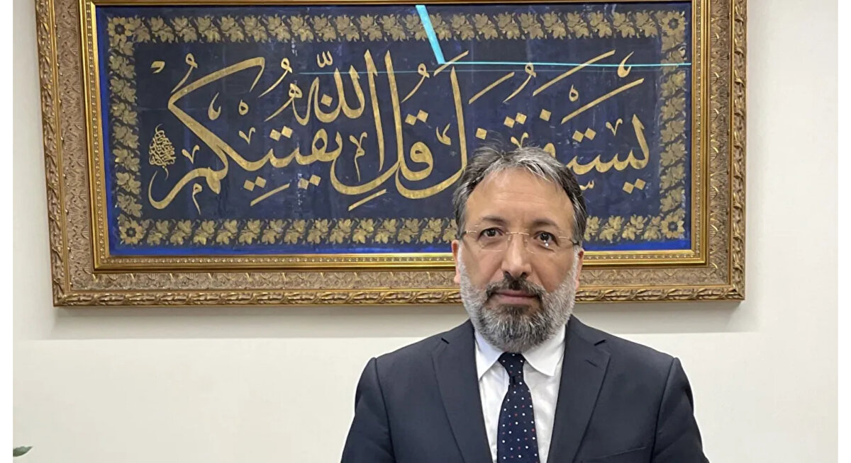 Marmara Üniversitesi İlahiyat Fakültesi Tasavvuf Anabilim Dalı öğretim üyeliği ve Anabilim Dalı Başkanlığı görevini yürütmektedir. Çalışma alanı, İslam Tasavvuf Tarihi, kavramları ve kurumları üzerine yoğunlaşmaktadır. Mevlânâ Celâleddin Rûmî, Mesnevî ve Mevlevîlik konularında da kapsamlı çalışmaları bulunmaktadır. Ayrıca, yayınlanmış kitaplar, makaleler ve tercümeler de mevcuttur.