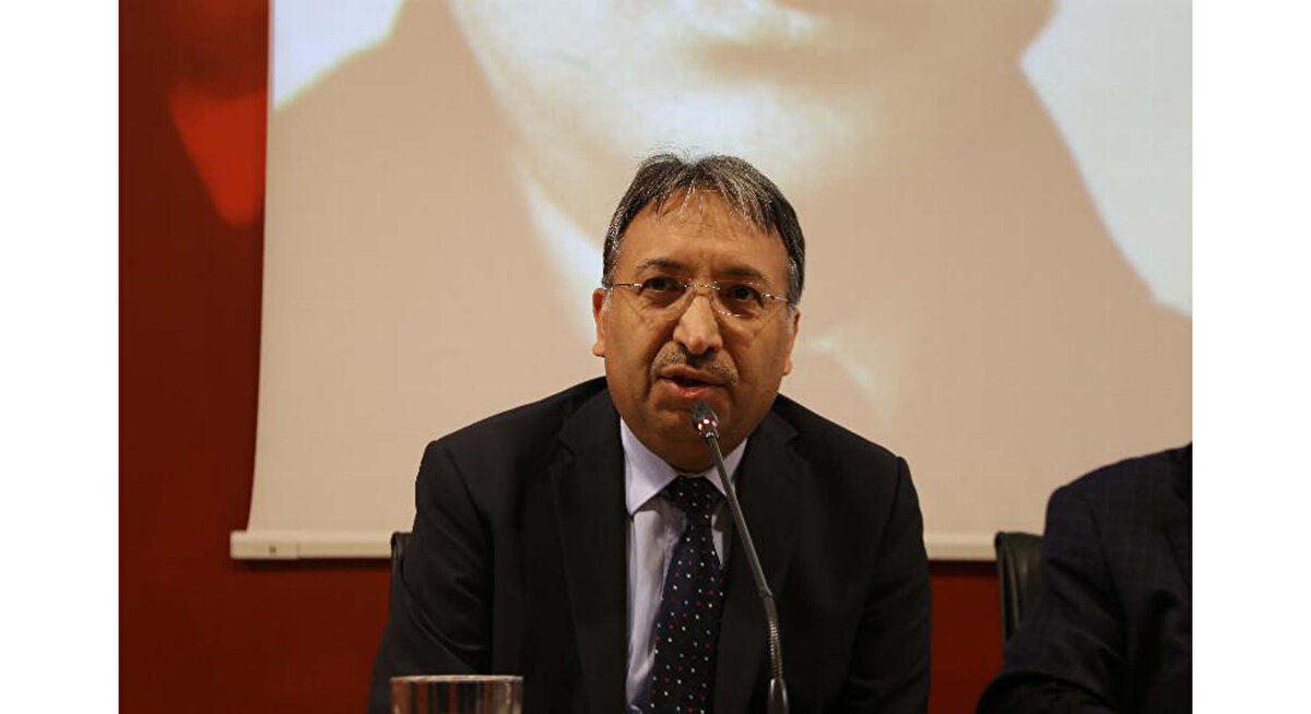 Prof. Dr. Safi Arpaguş 1967 yılında Amasya'nın Gümüşhacıköy ilçesinde dünyaya geldi. 1985 yılında Gümüşhacıköy İmam-Hatip Lisesi'ni, 1990 yılında ise Marmara Üniversitesi İlahiyat Fakültesi'ni tamamladı.