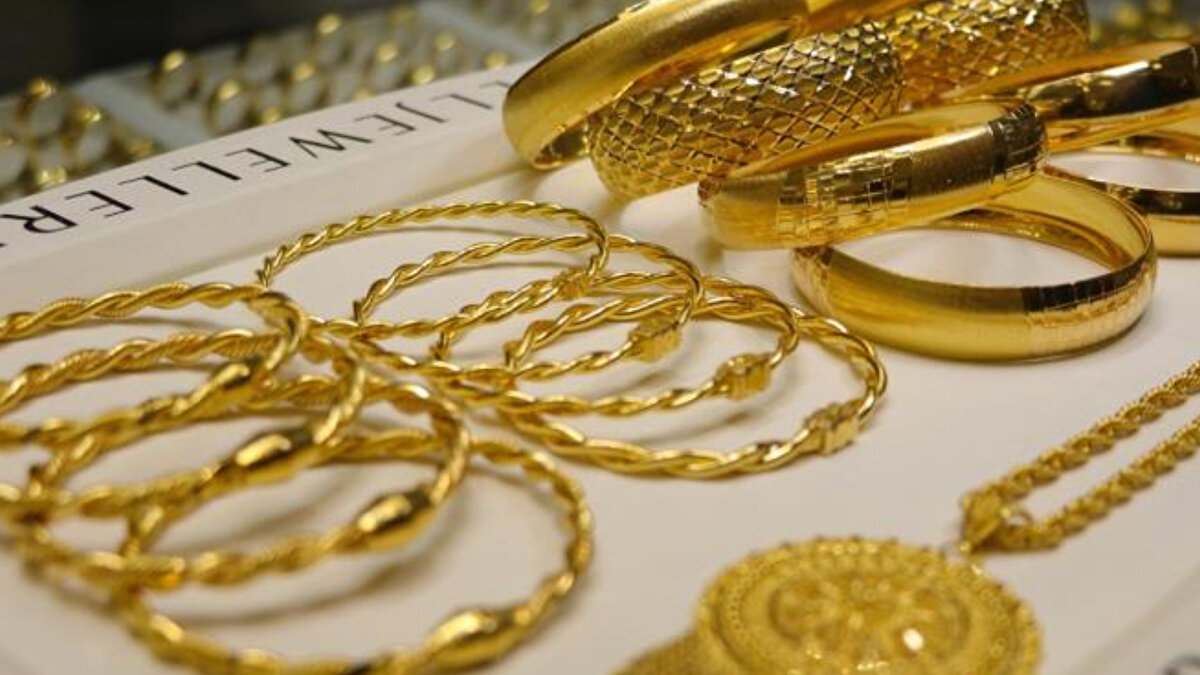 Gram altın 5 bin liraya koşuyor<br><br>Dün sabah saatlerinde 4 bin 900 TL seviyesini aşan gram altın, son dokuz ayda yüzde 65’e yakın değer kazandı. Çeyrek altın 8 bin 200 TL’yi, Cumhuriyet altını ise 33 bin lirayı geçti. Güncel canlı altın fiyatları ise şöyle: