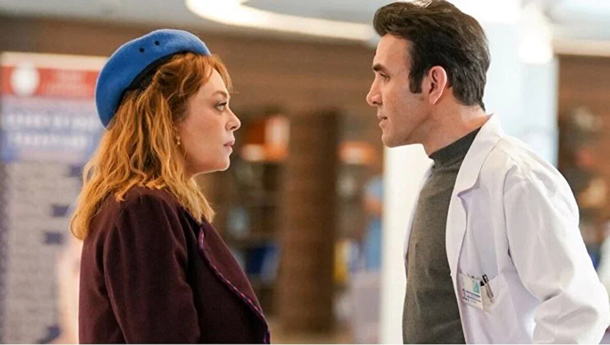 Show TV’nin reyting rekortmeni dizisi Bahar, 3. sezonuna iddialı bir dönüş yaptı. Ancak dizinin yeni bölümüyle birlikte en çok merak edilen konu, Timur Yavuzoğlu karakterine hayat veren Mehmet Yılmaz Ak’ın akıbeti oldu. Bahar dizisinde Timur öldü mü, Mehmet Yılmaz Ak diziden ayrıldı mı? Sezon finalinde ekrana gelen uçak kazası sahnesi ve yeni bölümdeki cenaze görüntüleri, Bahar dizisi hayranlarının sorularını yanıtladı. İşte Mehmet Yılmaz Ak’ın Bahar dizisindeki ayrılığına dair tüm detaylar…