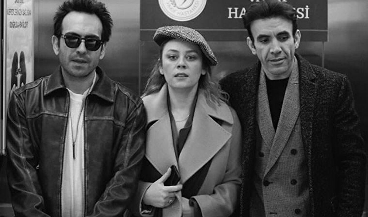 Mehmet Yılmaz Ak, Bahar dizisine Prof. Dr. Timur Yavuzoğlu karakteriyle damga vurduktan sonra 3. sezonda diziye veda etti. Uçak kazası sahnesiyle başlayan belirsizlik, cenaze sahnesiyle son buldu. Oyuncunun sosyal medya hesabından yaptığı duygusal paylaşım ise bu ayrılığı kesinleştirdi.