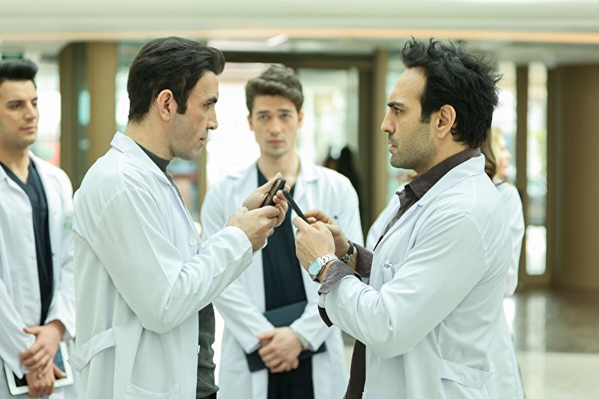 Bahar dizisinde yeni dönem başladı<br><br>Timur Yavuzoğlu karakterinin vedasıyla birlikte Bahar dizisinde yeni bir dönem başladı. Demet Evgar’ın hayat verdiği Bahar karakteri, üçüncü sezonda hikâyesini bambaşka bir noktaya taşıyor. 