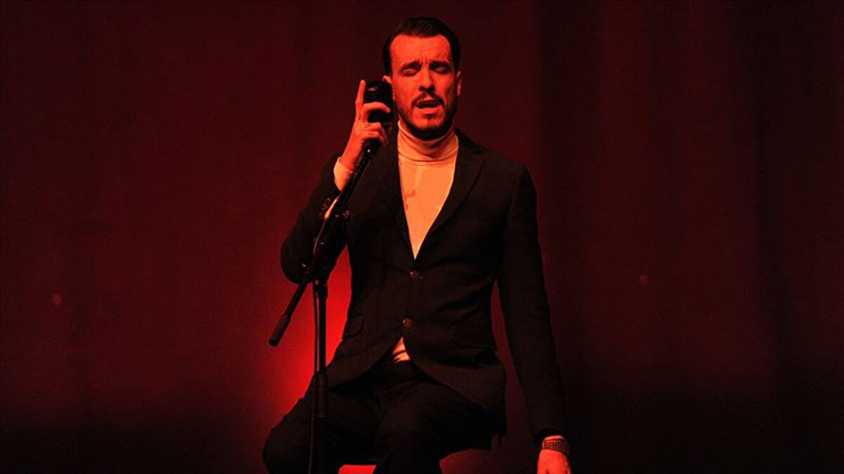 Şarkıcı ve söz yazarı Cem Adrian, İsrail’in Gazze’ye yönelik saldırılarına tepki göstererek sosyal medya hesabından açıklama yaptı. 