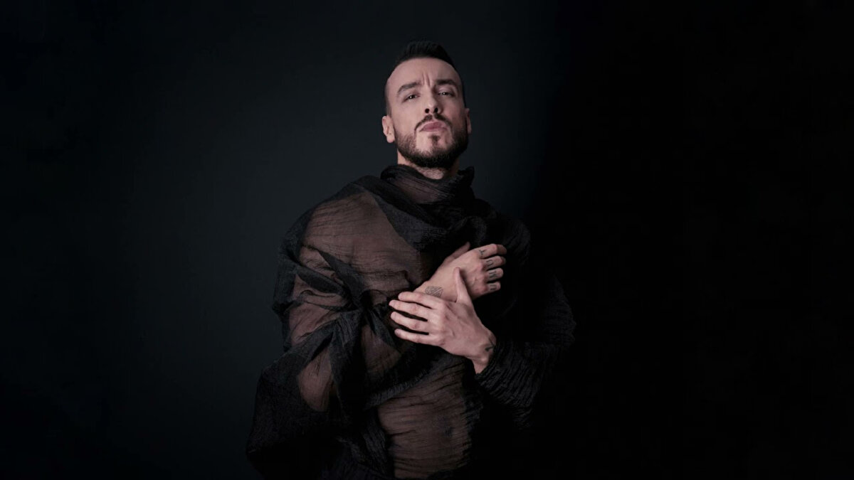 Adrian, paylaşımında "Soykırımı durdurmayan her devlet, buna seyirci kalan her millet artık bu azabın bir parçasıdır." ifadesini kullanmıştı.