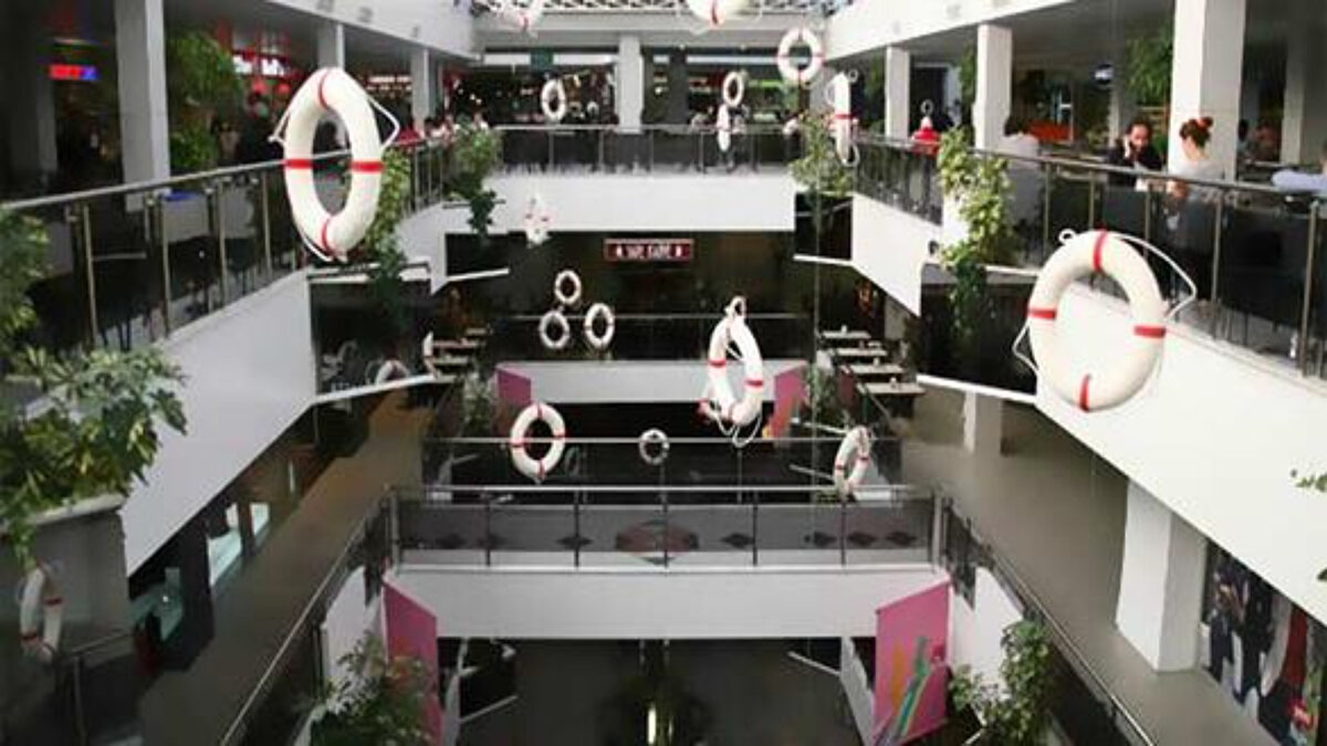 Profilo AVM'nin bulunduğu alanı uzun süre sonra ilk defa görenler şaşkınlık yaşadı. AVM arazisinde devam eden çalışmalarda alışveriş merkezinin tüm kalıntılarının temizlendiği görüldü. Ayrıca yapılacak konut çalışmasının zemin aşamasının da tamamlanmış durumda olduğu aktarıldı.