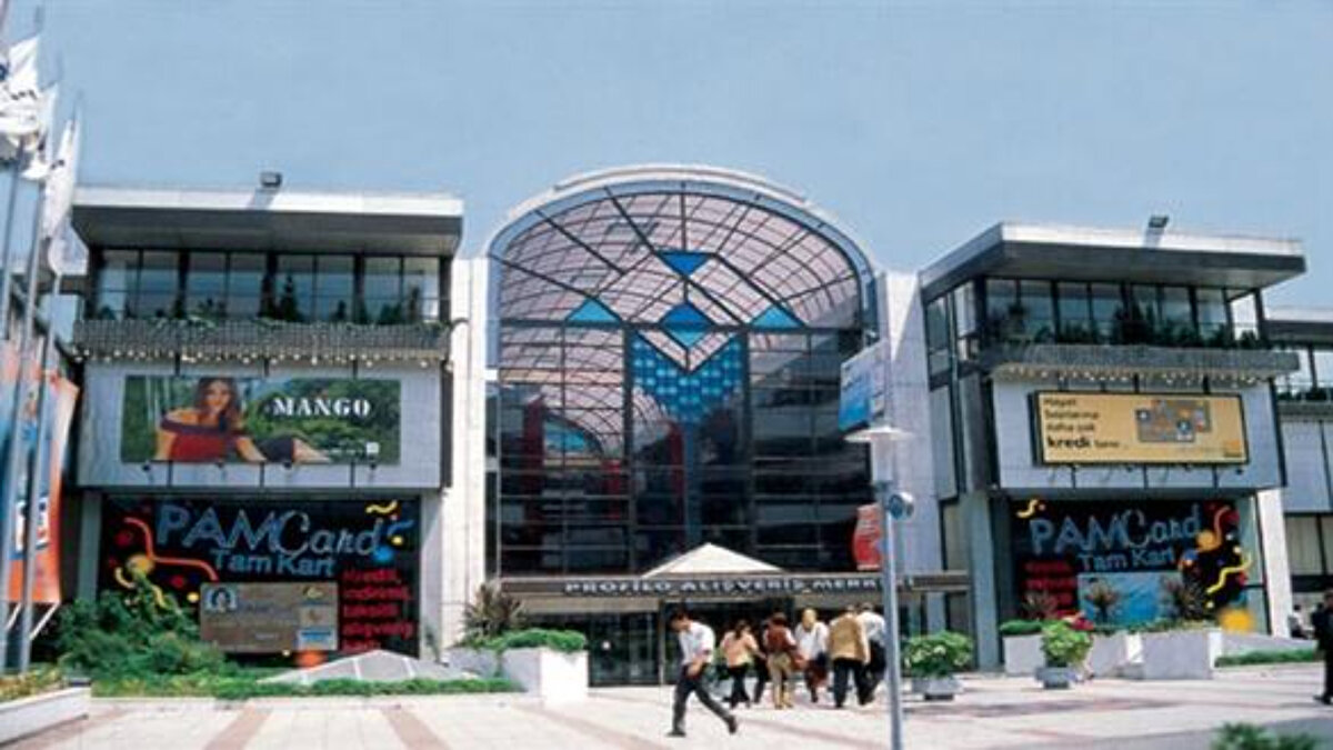 İş GYO'dan yapılan açıklamada "Şirket portföyüne dahil edilen Profilo AVM’ye ilişkin olarak, Artaş İnşaat ile “Arsa Payı Karşılığı Hasılat Paylaşımı ve Kat Karşılığı İnşaat Sözleşmesi” imzalanmıştır. İmzalanan sözleşme uyarınca, söz konusu alışveriş merkezinin bulunduğu arsa üzerinde Artaş İnşaat tarafından konut projesi geliştirilecektir. Tüm proje giderlerinin Artaş İnşaat tarafından karşılanacağı projede, satışlar kapsamında elde edilecek tüm gelirlerin %40'ı arsa bedeli karşılığı hasılat payı olarak Şirketimize ödenecek olup, Şirketimize ödenecek asgari hasılat payı tutarı 65 milyon USD+KDV olarak belirlenmiştir" ifadeleri kullanıldı.